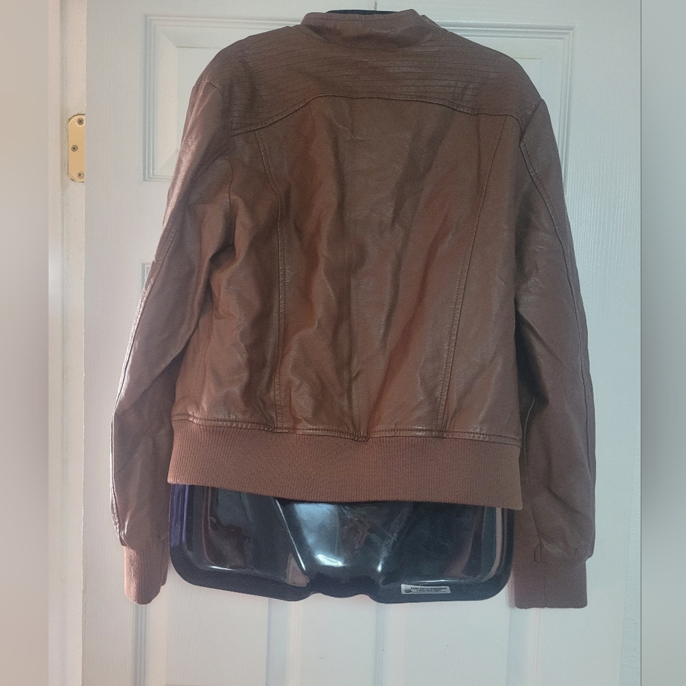 Chic Brown Leather Jacket With Silver Zipper - image 4